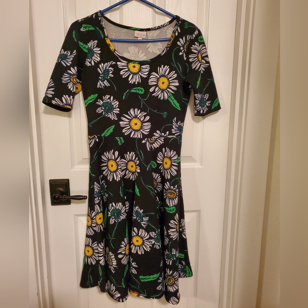 LuluRoe Dress half sleeve with daisies